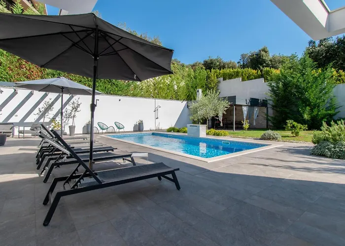 Design M Pula, Pjescana Uvala Πούλα